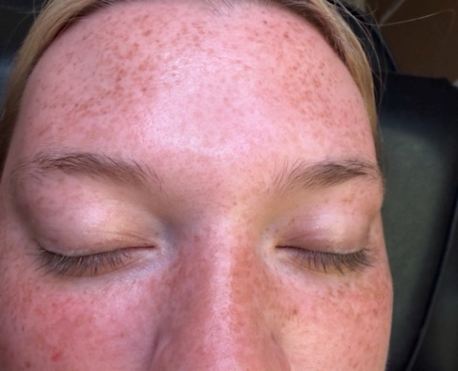 Brows before powder brow service
